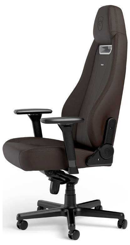 Brauner ergonomischer Bürostuhl mit Kopfstütze, verstellbaren Armlehnen, verstellbarer Rückenlehne und fünfrädriger Basis auf weißem Hintergrund