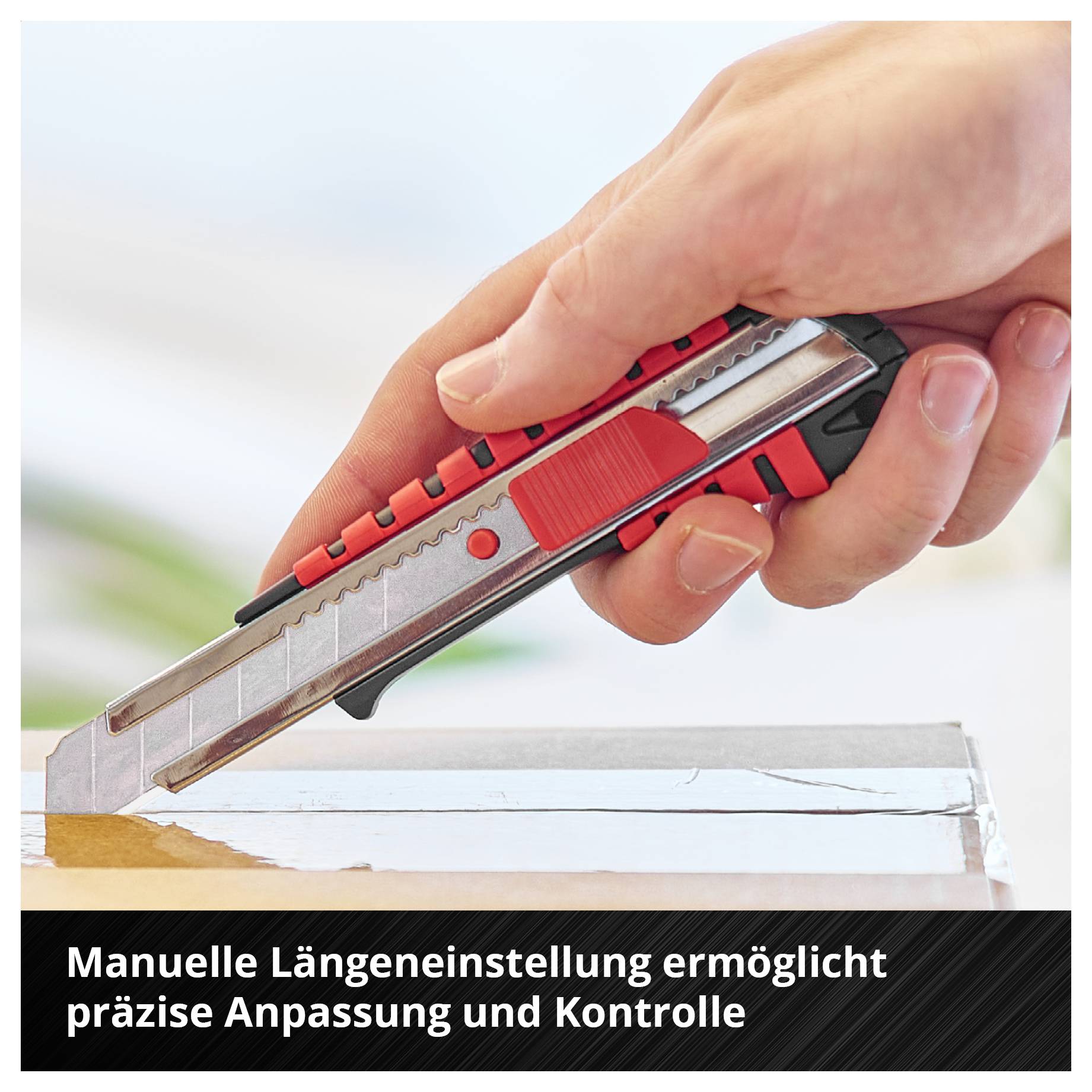 Hand hält ein Cuttermesser und stellt die Klingenlänge präzise ein; Bildtext: 'Manuelle Längeneinstellung ermöglicht präzise Anpassung und Kontrolle'