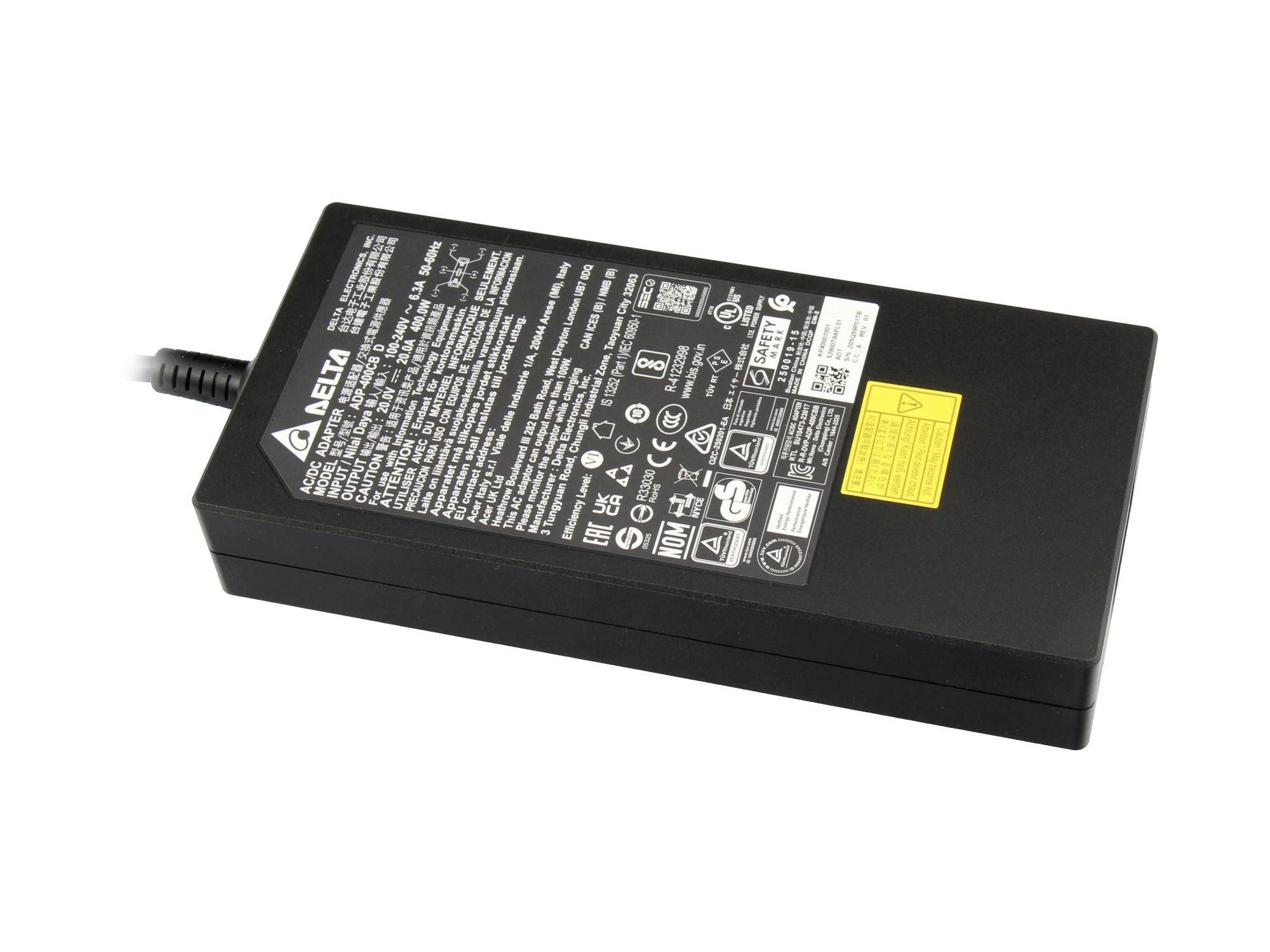 Schwarzer Laptop-Netzteiladapter mit angeschlossenem Kabel und Produktetikett auf weißem Hintergrund.