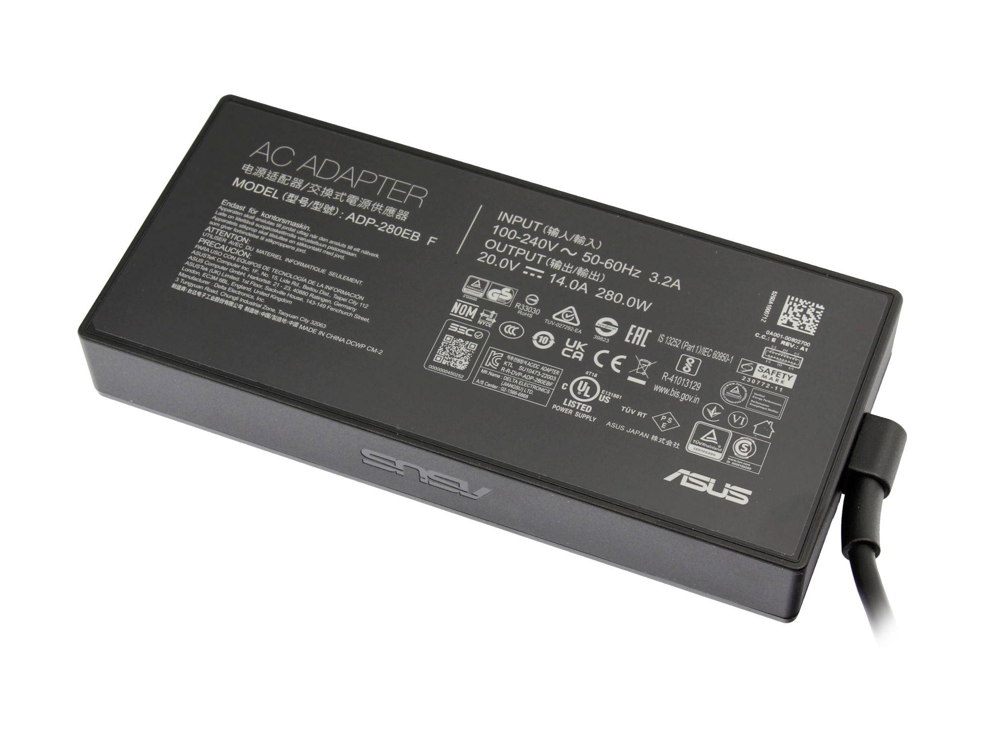 Schwarzer rechteckiger Stromadapter oder Batterieladegerät mit einem an einem Ende angebrachten Kabel, dargestellt vor weißem Hintergrund.