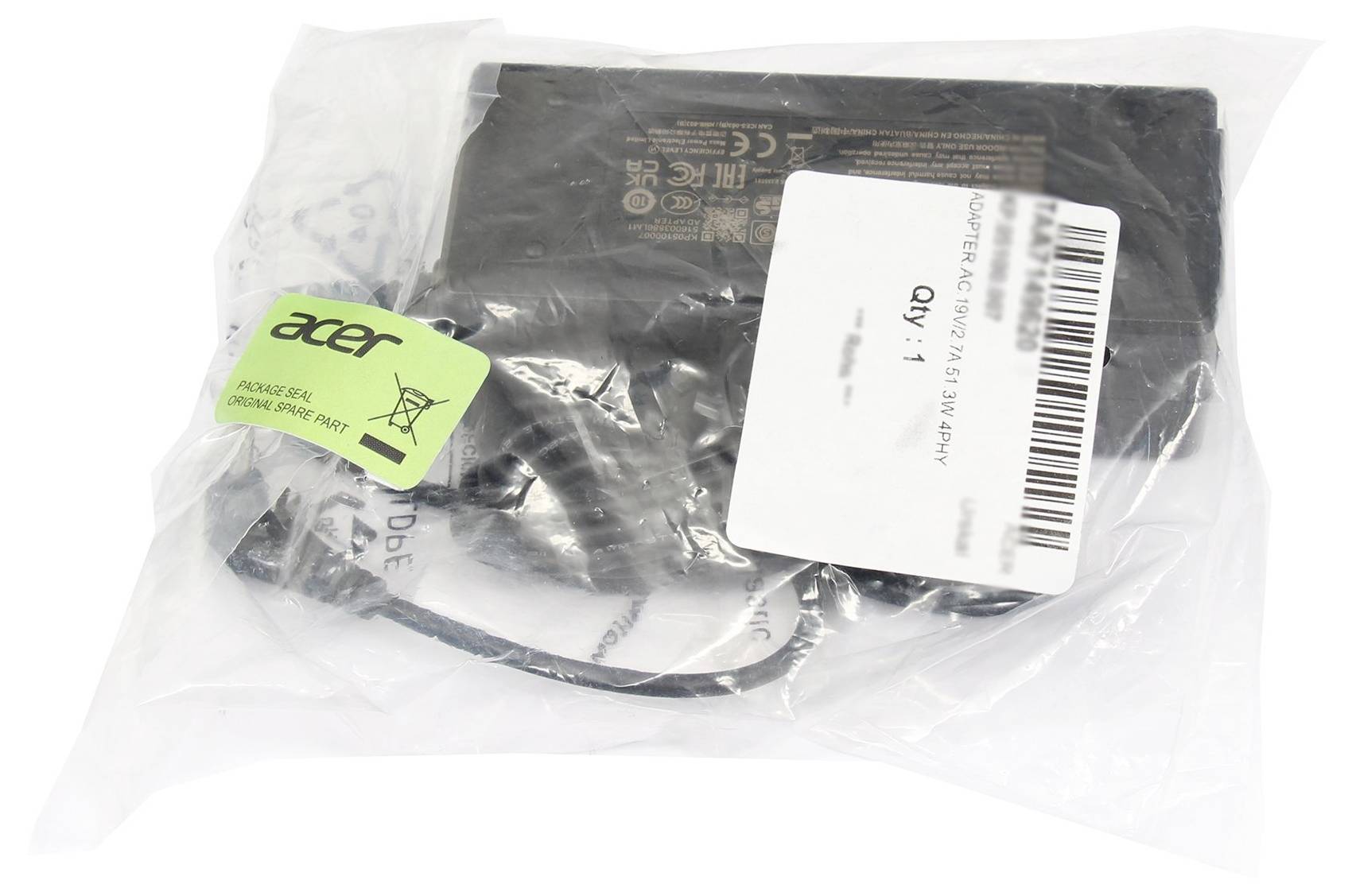 Ein versiegelter Acer-Stromadapter in einer Plastiktüte mit Barcode und Bestandsetiketten.