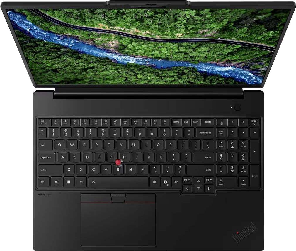 Aufgeklappter schwarzer Laptop von oben betrachtet, mit großem Bildschirm, der ein Luftbild von Fluss und Wald zeigt, und vollständiger Tastatur mit rotem Zeigerelement.