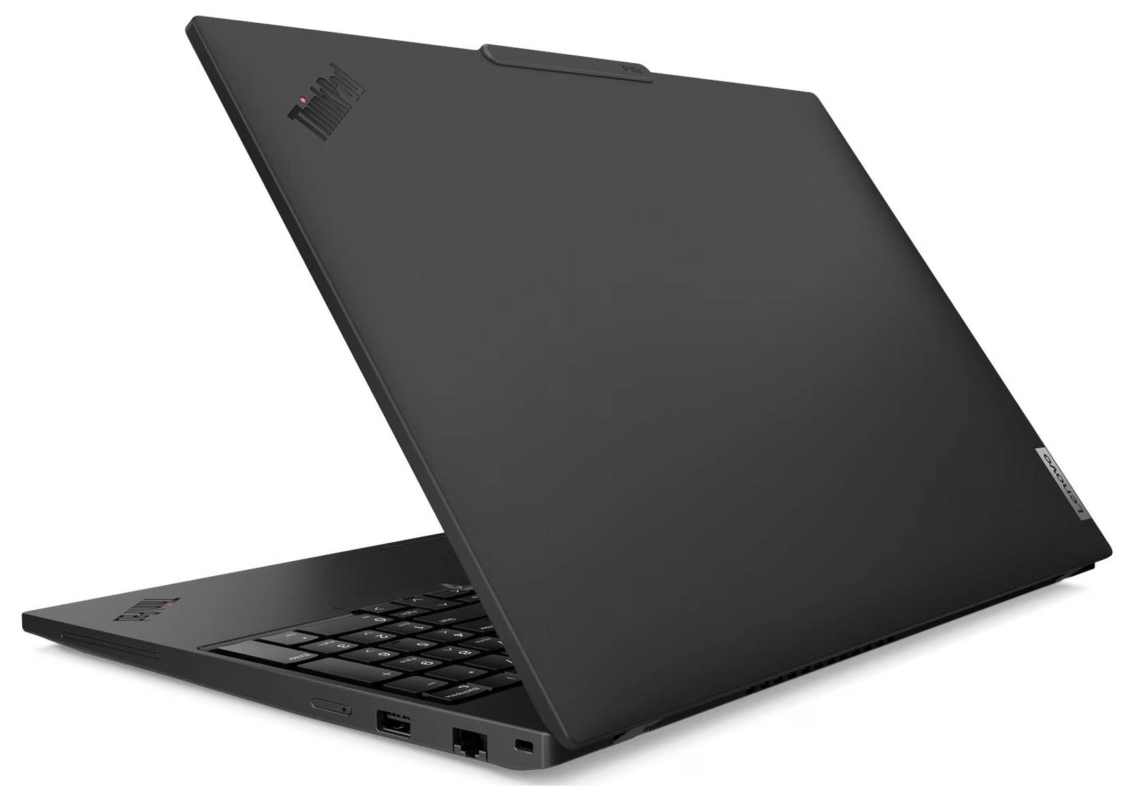 Geschlossener schwarzer Laptop in Schräglage auf weißem Hintergrund, wobei die Tastatur, Anschlüsse und das Deckenbranding sichtbar sind.
