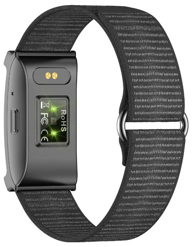 Schwarze Fitness-Tracker-Uhr mit gewebtem Armband, seitlicher Taste, Ladekontakten und Zertifizierungsmarken auf der Rückseite.
