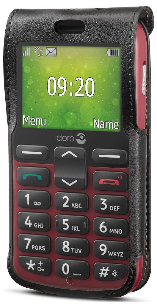 Ein schwarz-rotes Doro-Handy mit Leder-Schutzhülle, auf dem Display die Uhrzeit 09:20 angezeigt wird, mit den Soft-Key-Beschriftungen Menü und Name.