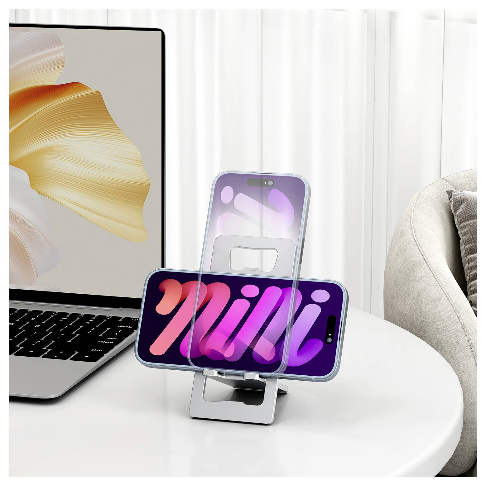 Laptop und zwei Smartphones auf einem weißen Schreibtisch angezeigt, wobei ein Telefon das Wort 