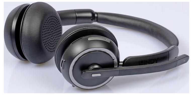 Schwarze kabellose Over-Ear-Kopfhörer mit Mikrofon-Schwenkarm auf weißem Hintergrund.