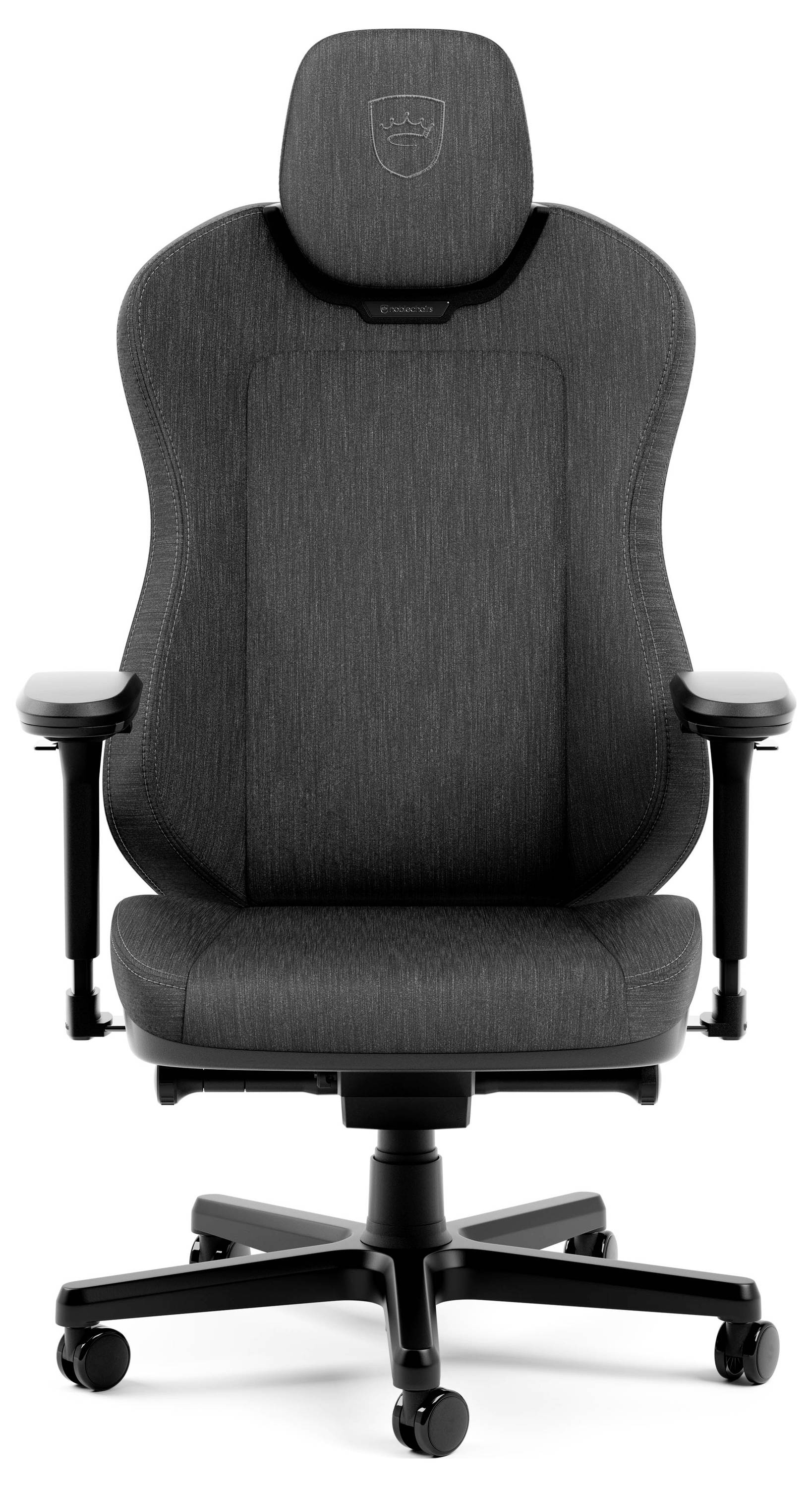 Vorderansicht eines dunkelgrauen ergonomischen Bürostuhls mit Kopfstütze, Armlehnen und fünfrädrigem Sockel auf weißem Hintergrund.