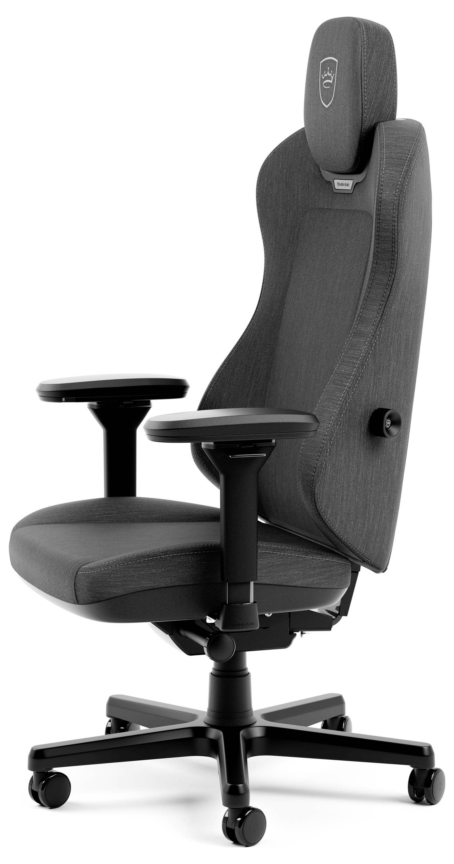 Grauer ergonomischer Bürostuhl mit Kopfstütze, Armlehnen, verstellbarer Rückenlehne und Sitzfläche sowie fünfrädrigem Fuß auf weißem Hintergrund.
