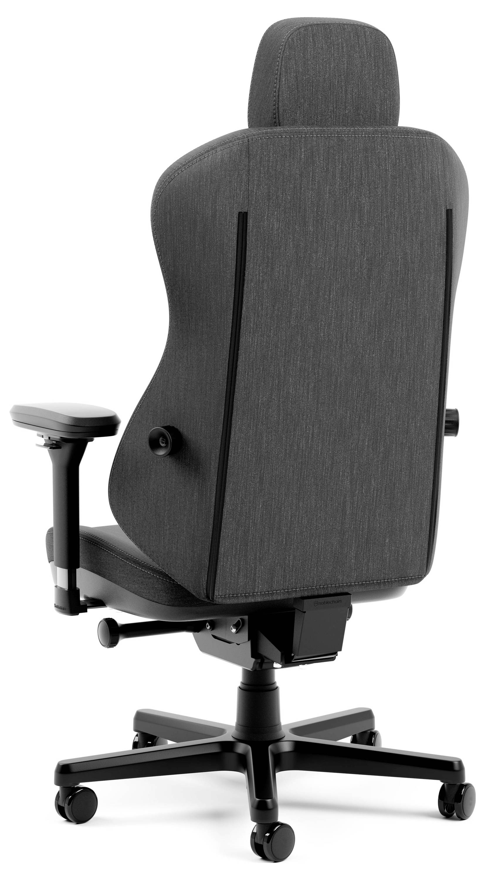 Schwarzer ergonomischer Bürostuhl von hinten gezeigt, mit verstellbarer Armlehne und fünfrädriger Basis auf weißem Hintergrund.