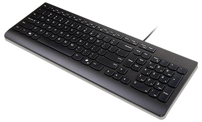 Schwarze kabelgebundene Computertastatur in schrägem Winkel auf weißem Hintergrund dargestellt.