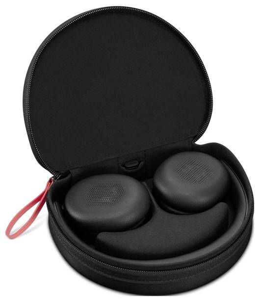Offener schwarzer Reißverschluss-Transportkoffer mit zwei schwarzen ohrumschließenden Kopfhörern oder Ohrmuscheln und rotes Armband angebracht.
