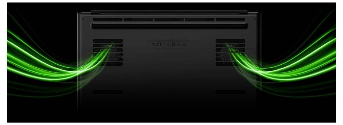 Rückansicht eines Laptops mit leuchtend grünen Lichtspuren, die von beiden Seiten auf schwarzem Hintergrund ausgehen und Geschwindigkeit oder Energie suggerieren.