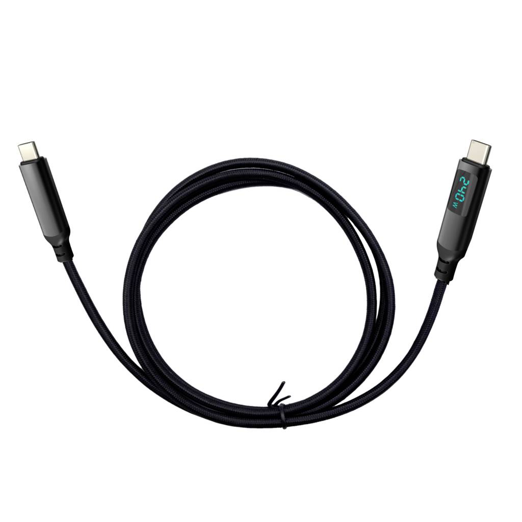 Schwarzes USB-C-Kabel, das auf weißem Hintergrund aufgerollt ist, mit Anschlüssen an beiden Enden und einem kleinen beleuchteten Etikett an einem Stecker.