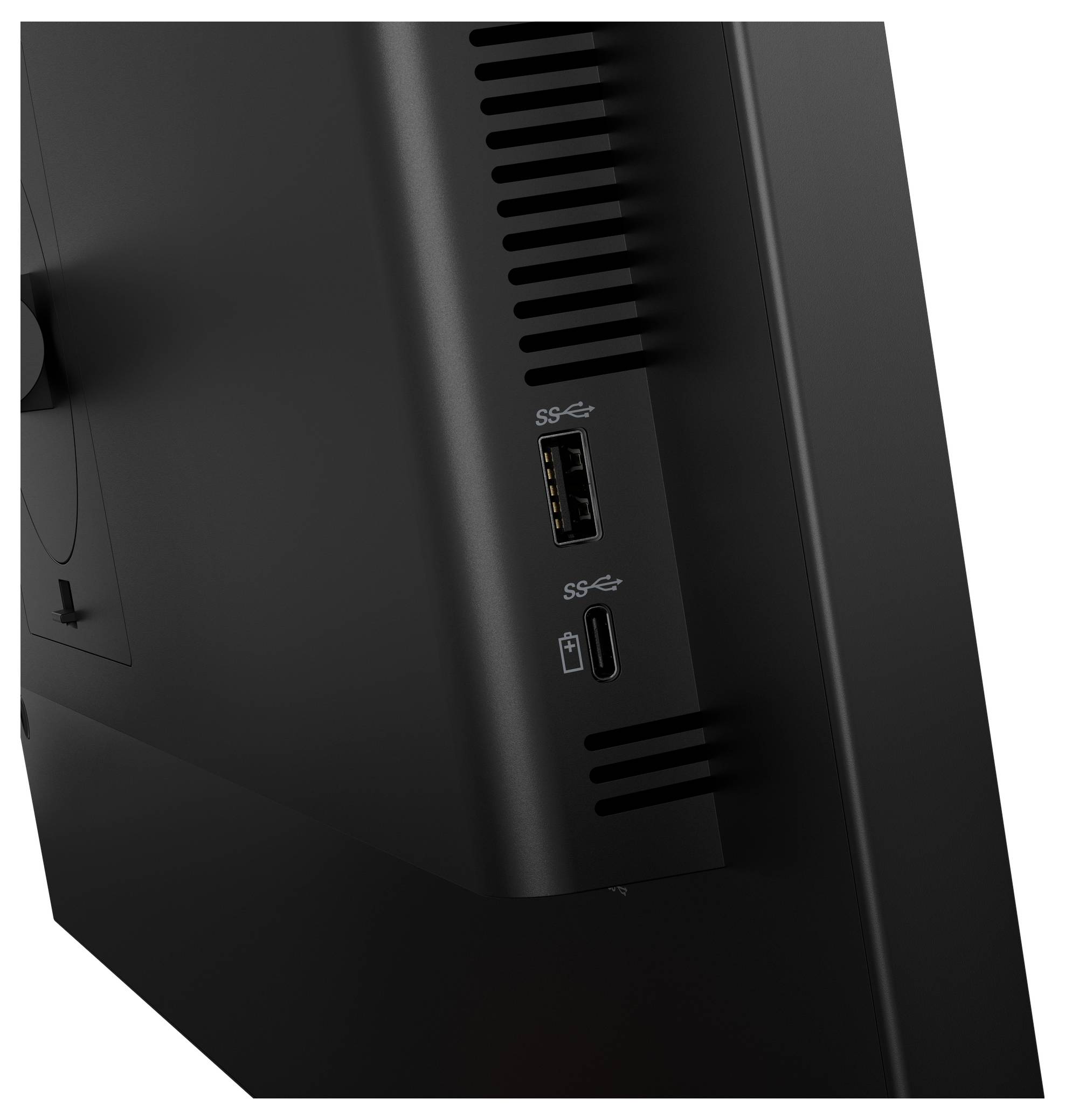 Nahaufnahme eines schwarzen Seitenpanels eines Geräts mit USB-A- und USB-C-Anschlüssen sowie Belüftungsschlitzen.