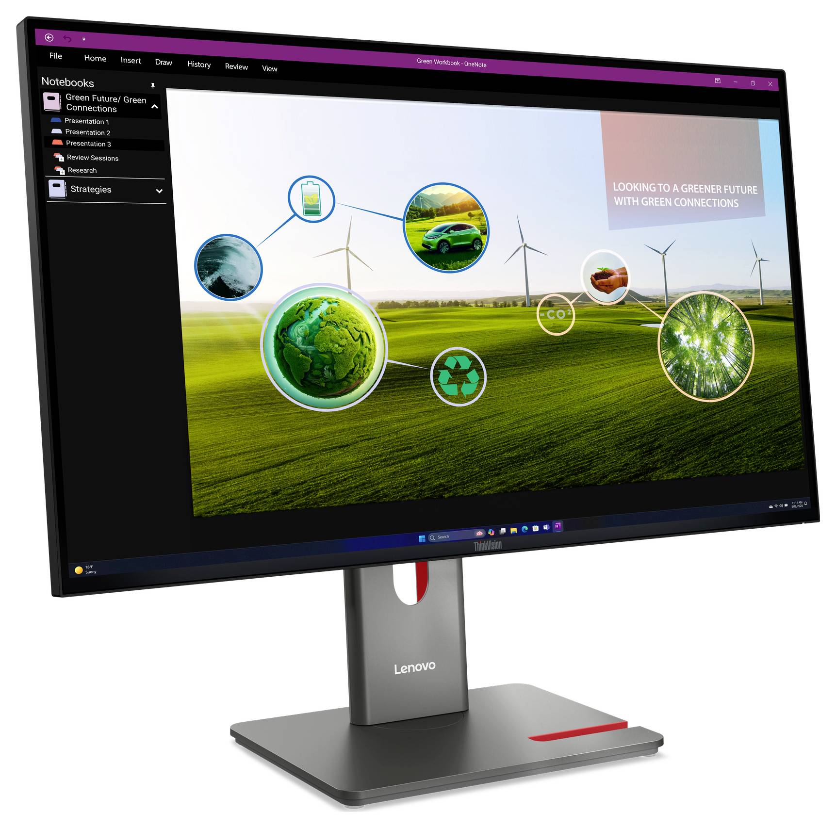 Ein Lenovo-Monitor zeigt eine Nachhaltigkeitspräsentation mit grünen Energiebildern, Windkraftanlagen, Recycling und dem Titel „Auf dem Weg zu einer grüneren Zukunft mit grünen Verbindungen