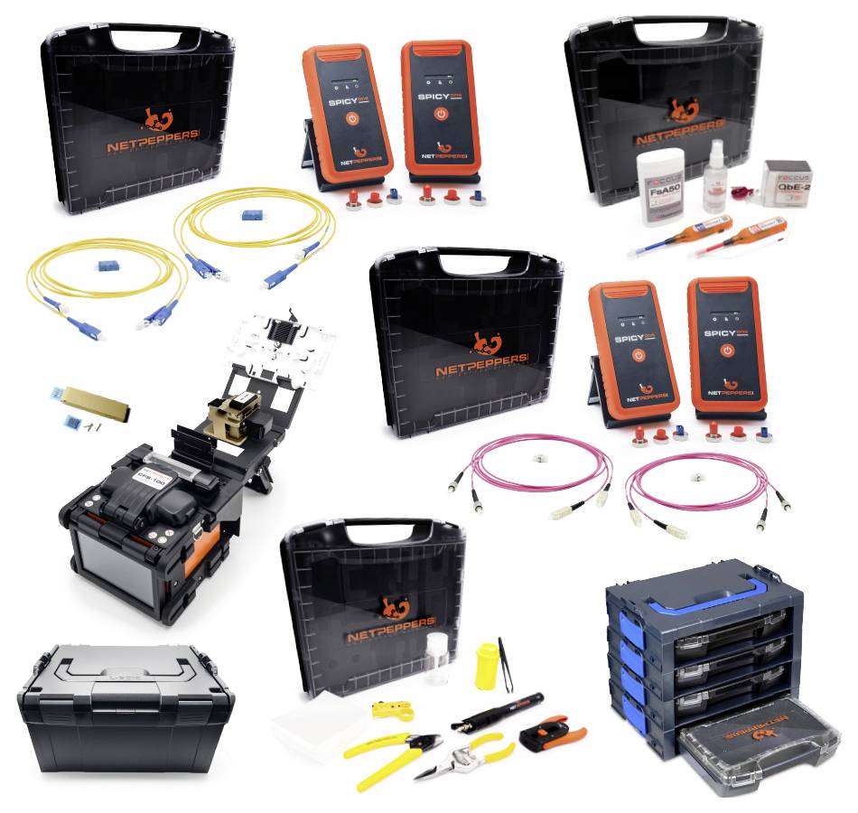 Collage von NetPeppers Glasfaser-Testkits: schwarze Transportkoffer, orange tragbare Tester, Kabel, Adapter und Reinigungswerkzeuge.