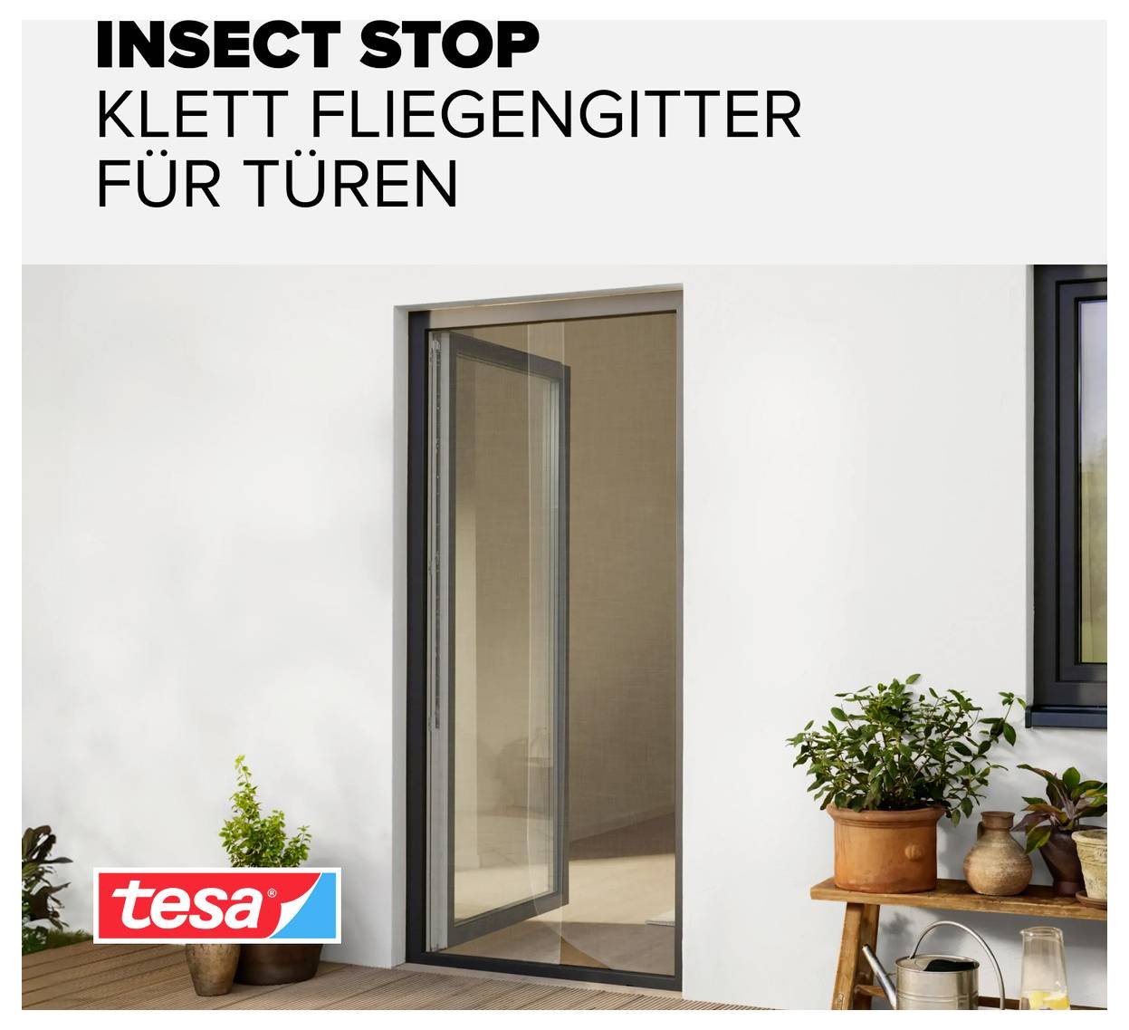 Offene Tür mit installiertem „Insect Stop Klett Fliegengitter für Türen
