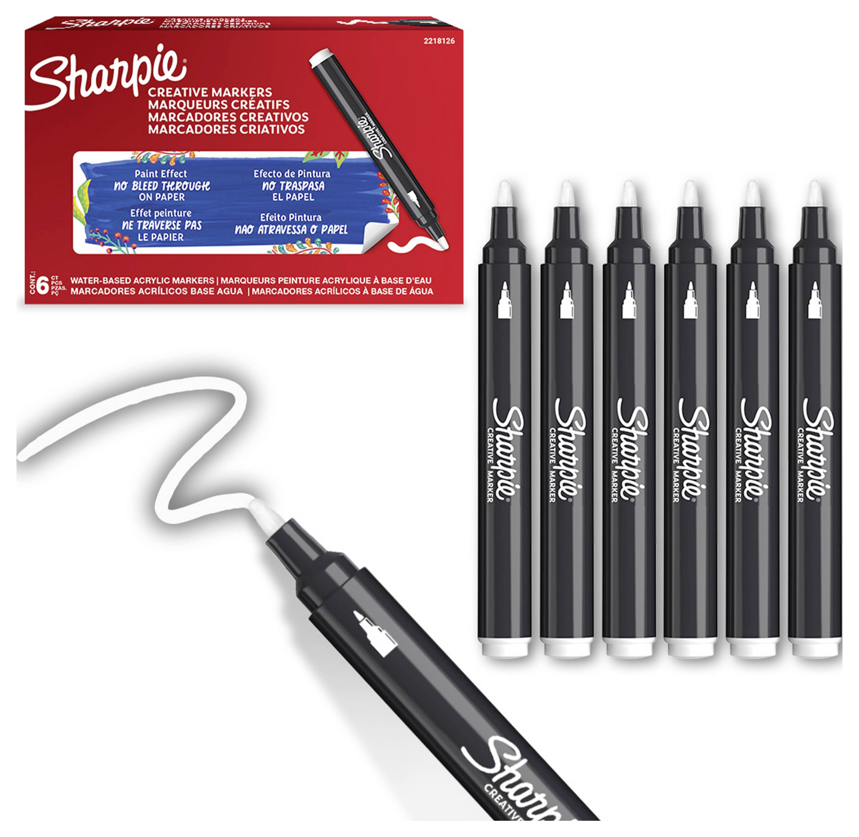 Sharpie Creative Markers Verpackung und sechs schwarze Marker, wobei ein Marker eine weiße Linie zeichnet.
