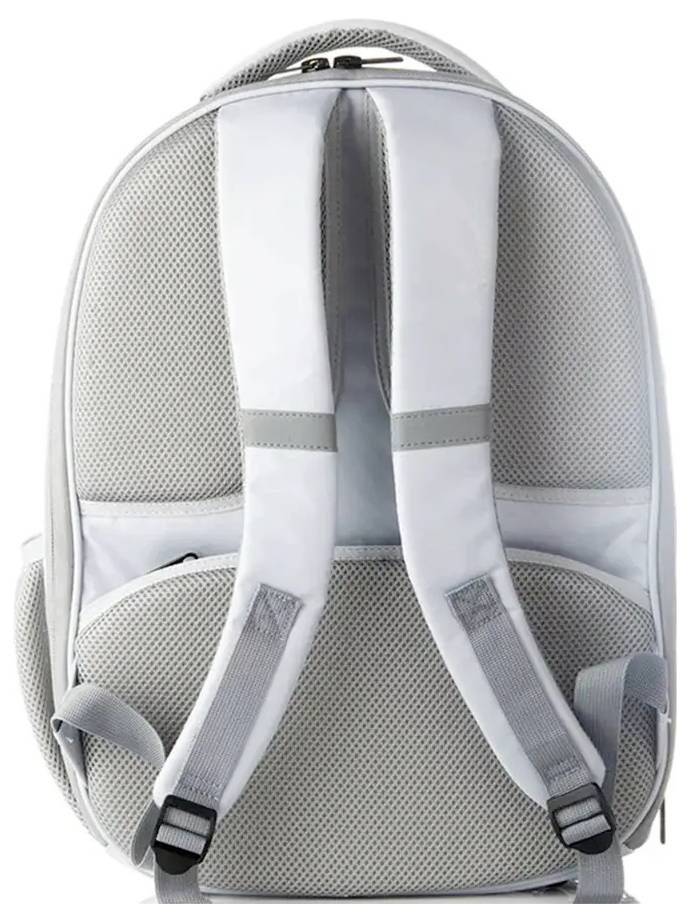 Grauer Mesh-Rucksack mit gepolsterten Schultergurten, Vorderansicht auf weißem Hintergrund.