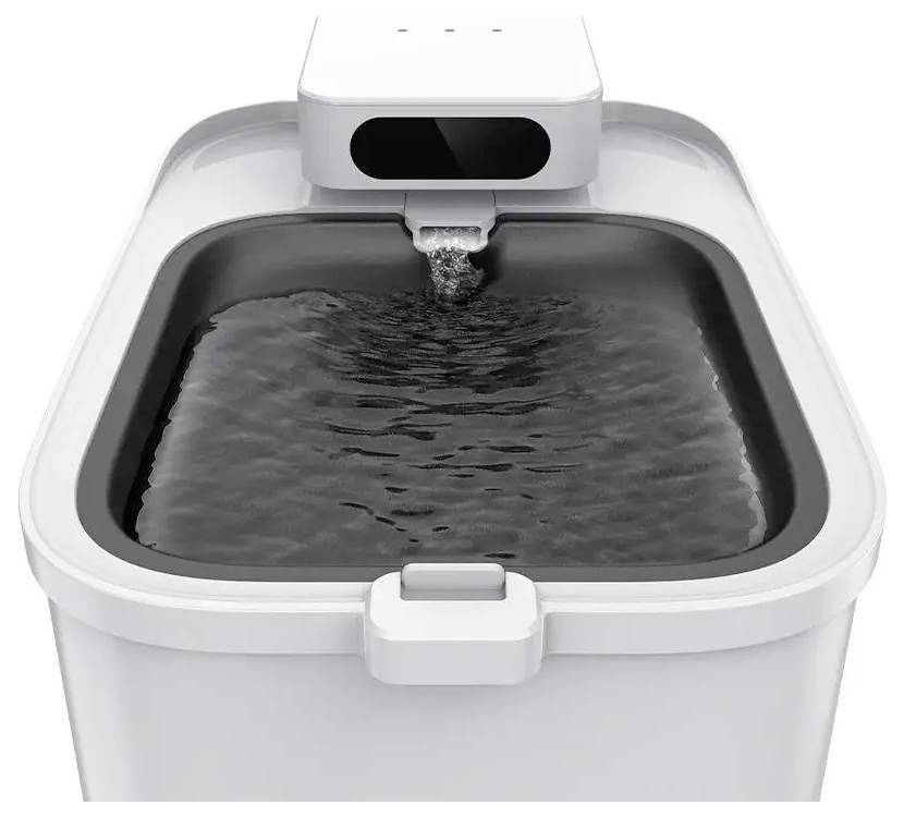 Automatischer Haustierbrunnen füllt ein rechteckiges Becken mit zirkulierendem Wasser