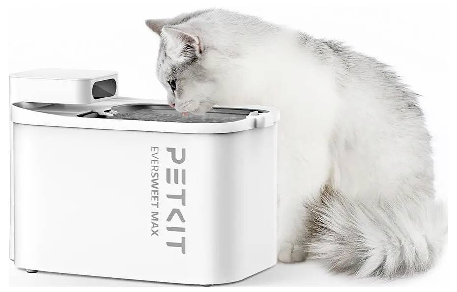 Weiße Katze, die aus einem PETKIT Eversweet Max Haustierbrunnen auf weißem Hintergrund trinkt.