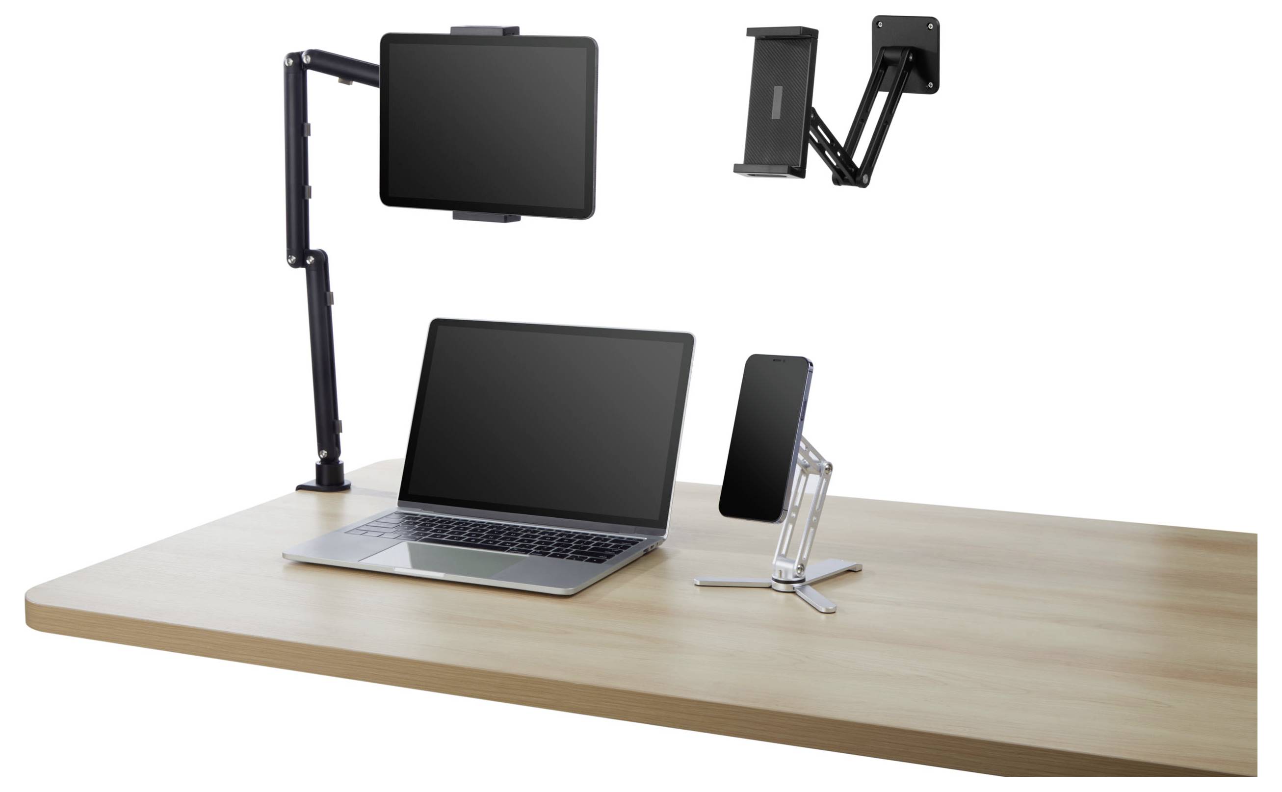 Laptop auf einem Schreibtisch mit einer angeschraubten Monitorhalterung, die einen externen Bildschirm hält, und einem Smartphone-Ständer, der eine Multi-Geräte-Workstation-Einrichtung zeigt.