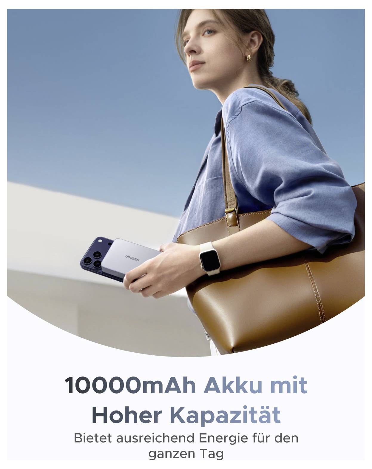 Frau trägt ein Samsung-Smartphone und eine braune Tasche; der deutsche Anzeigentext lautet „10000mAh Akku mit hoher Kapazität