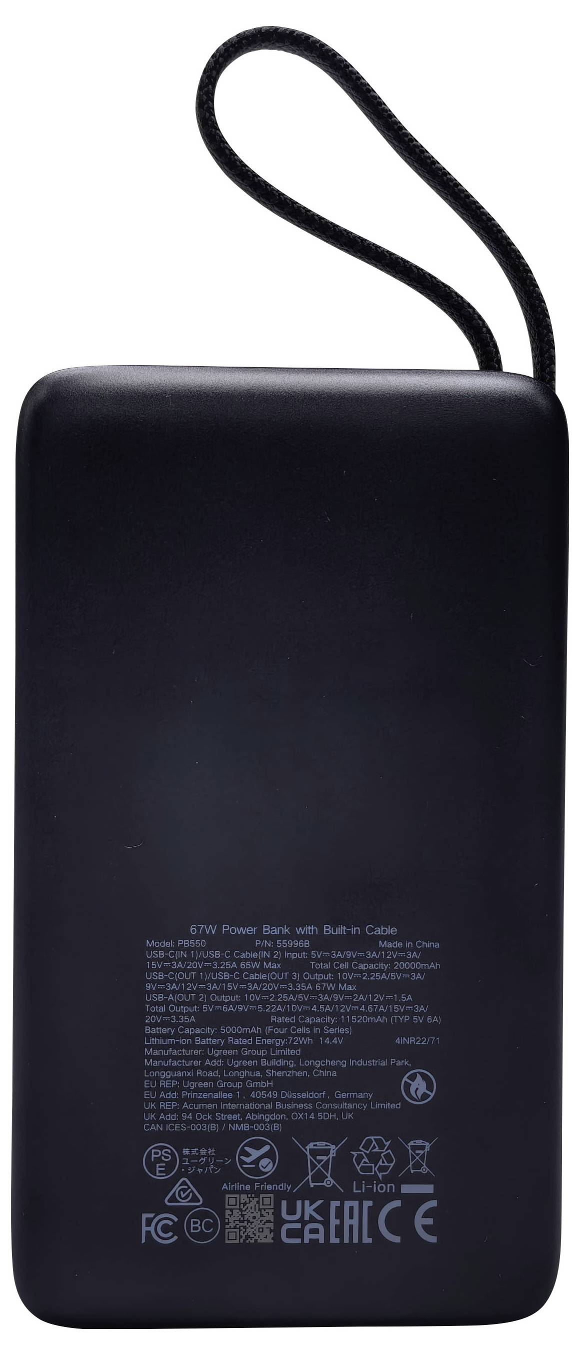 Schwarze rechteckige Powerbank mit einer schwarzen Schlaufe, in Vorderansicht dargestellt mit kleinen aufgedruckten Spezifikationen und Zertifizierungssymbolen am unteren Rand.