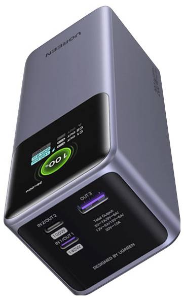 Kompakte NEXI-Powerbank mit digitaler Anzeige showing 100%, mehrere USB-C/USB-A-Ausgangsports und Ladeetiketten auf einem metallischen Gehäuse.