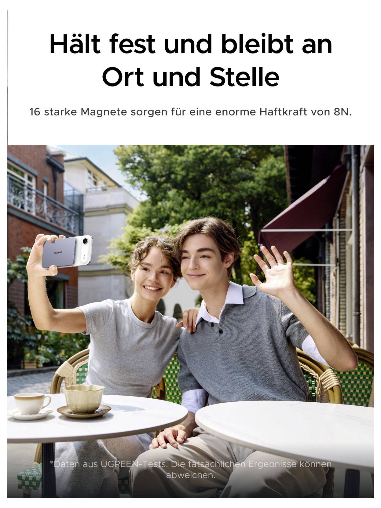 Magnetische Handyhalterung: 'Hält fest und bleibt an Ort und Stelle'; 16 Magnete bieten 8N Haltekraft, gezeigt mit zwei Personen, die im Freien ein Selfie machen.