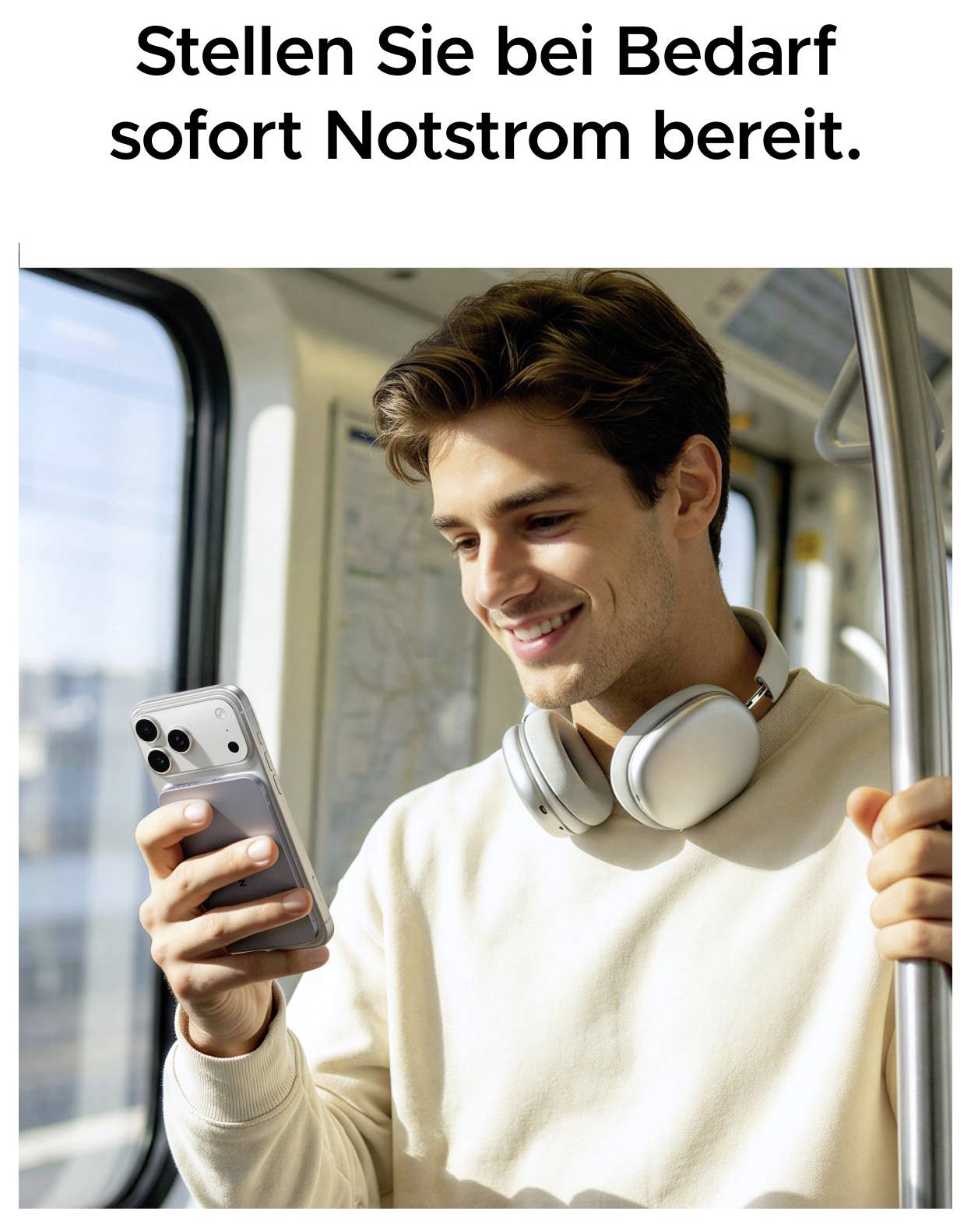 Lächelnder Mann in einem Zug überprüft sein Telefon mit Kopfhörern um den Hals; deutscher Text besagt „Stellen Sie bei Bedarf sofort Notstrom bereit.