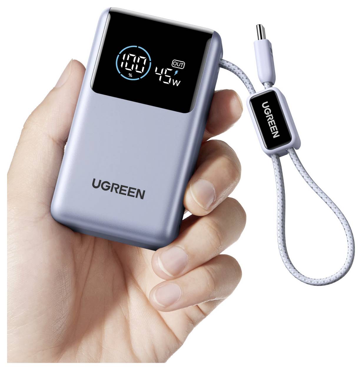 Hand hält eine UGREEN tragbare Powerbank mit digitalem Display, das Batteriepercentage und 45W Leistung anzeigt, plus angeschlossenes geflochtenes USB-C Kabel.