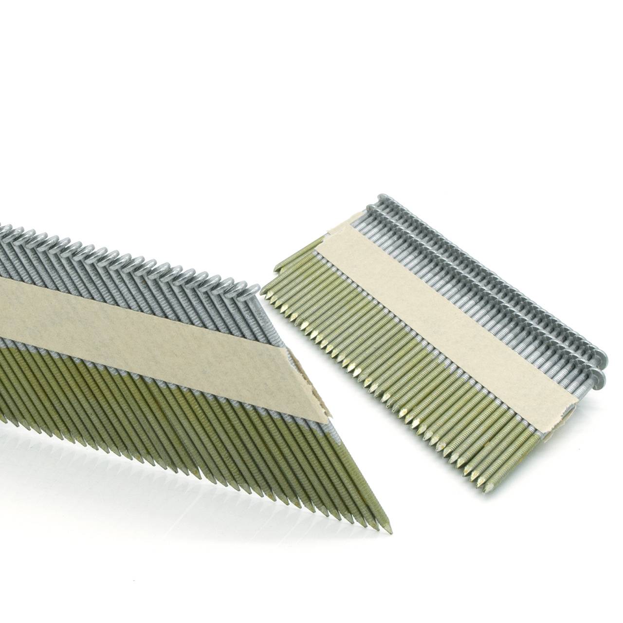 Zwei Stapel sortierter Finishing-Nägel auf weißem Hintergrund, diagonal angeordnet mit beigen Papierstreifen, die die Nägel zusammenhalten.