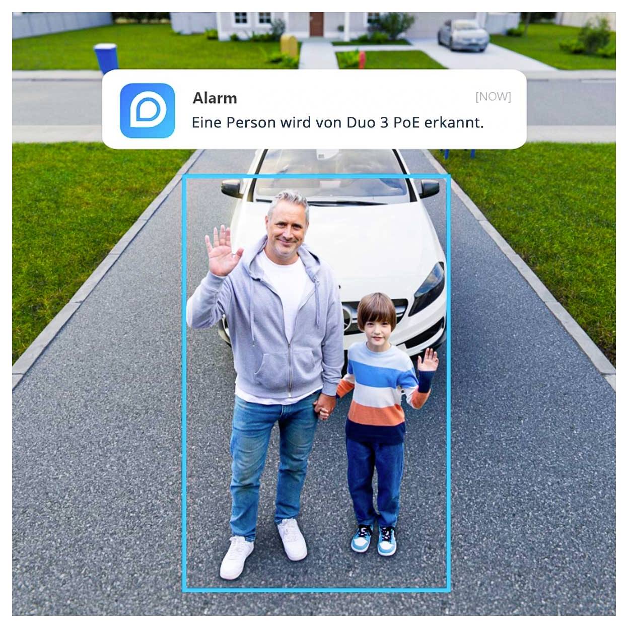 Sicherheitskamera-Warnung zeigt zwei Personen, die in einer Einfahrt vor einem geparkten Auto winken, mit deutschem Text: 'Alarm. Eine Person wird von Duo 3 PoE erkannt.'