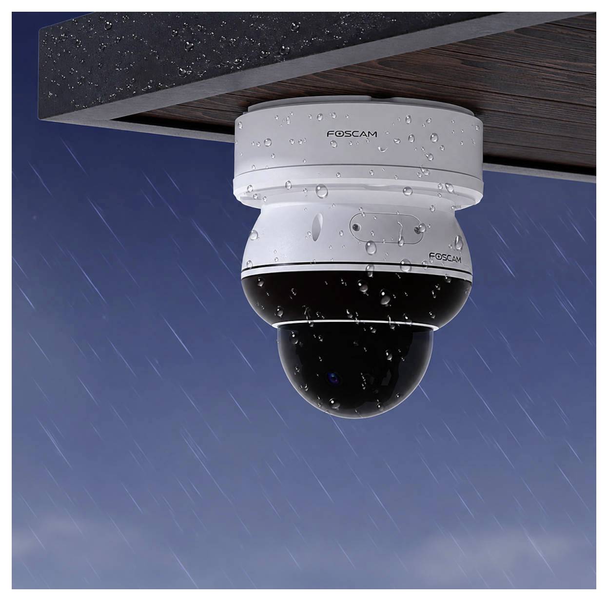 Wasserdichte Foscam-Domensicherheitskamera unter einem Dachüberstand montiert, gezeigt im Regen.