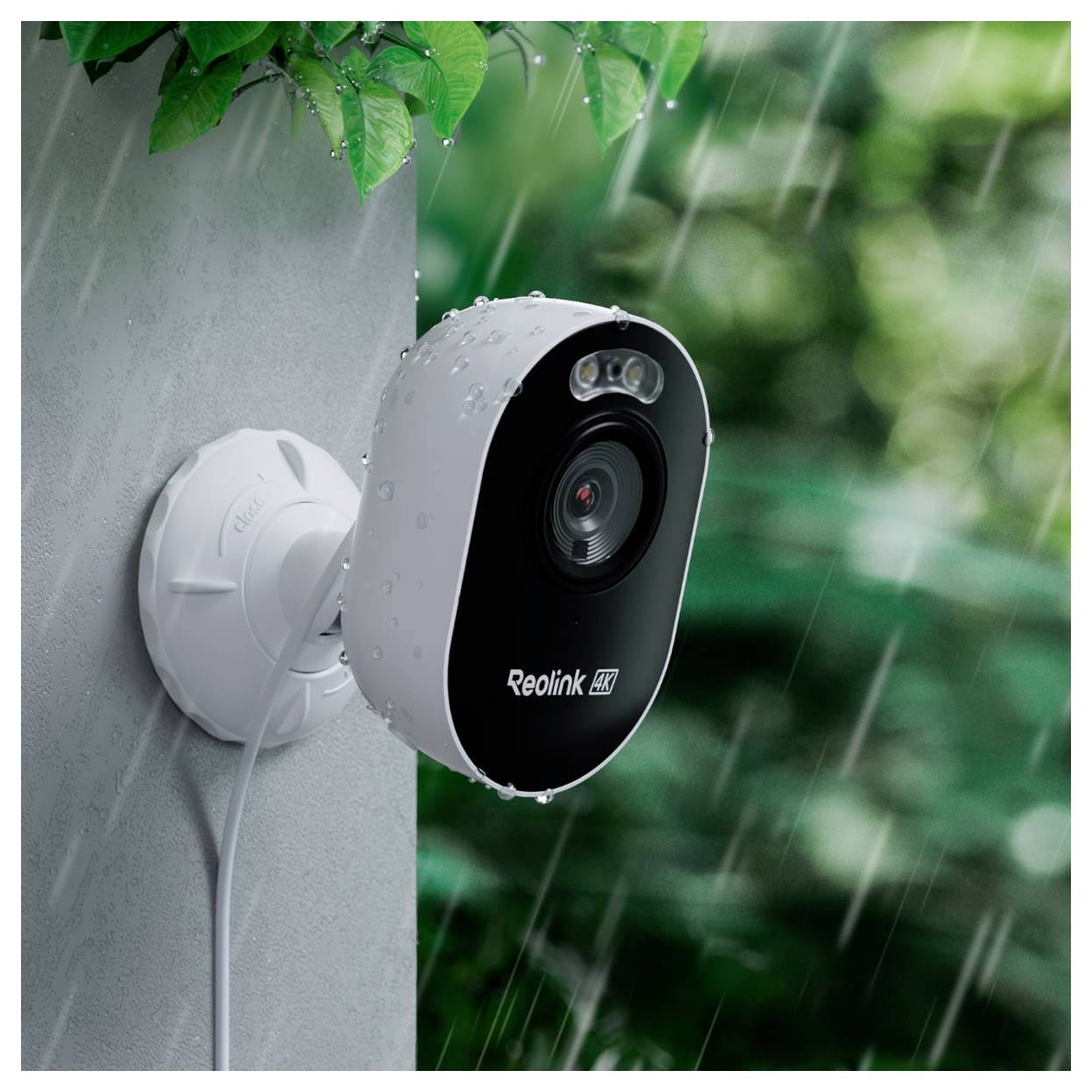 Outdoor-Sicherheitskamera von Reolink an einer Wand im Regen montiert, zeigt eine Nahaufnahme der Linse und Bewegungsmelder.