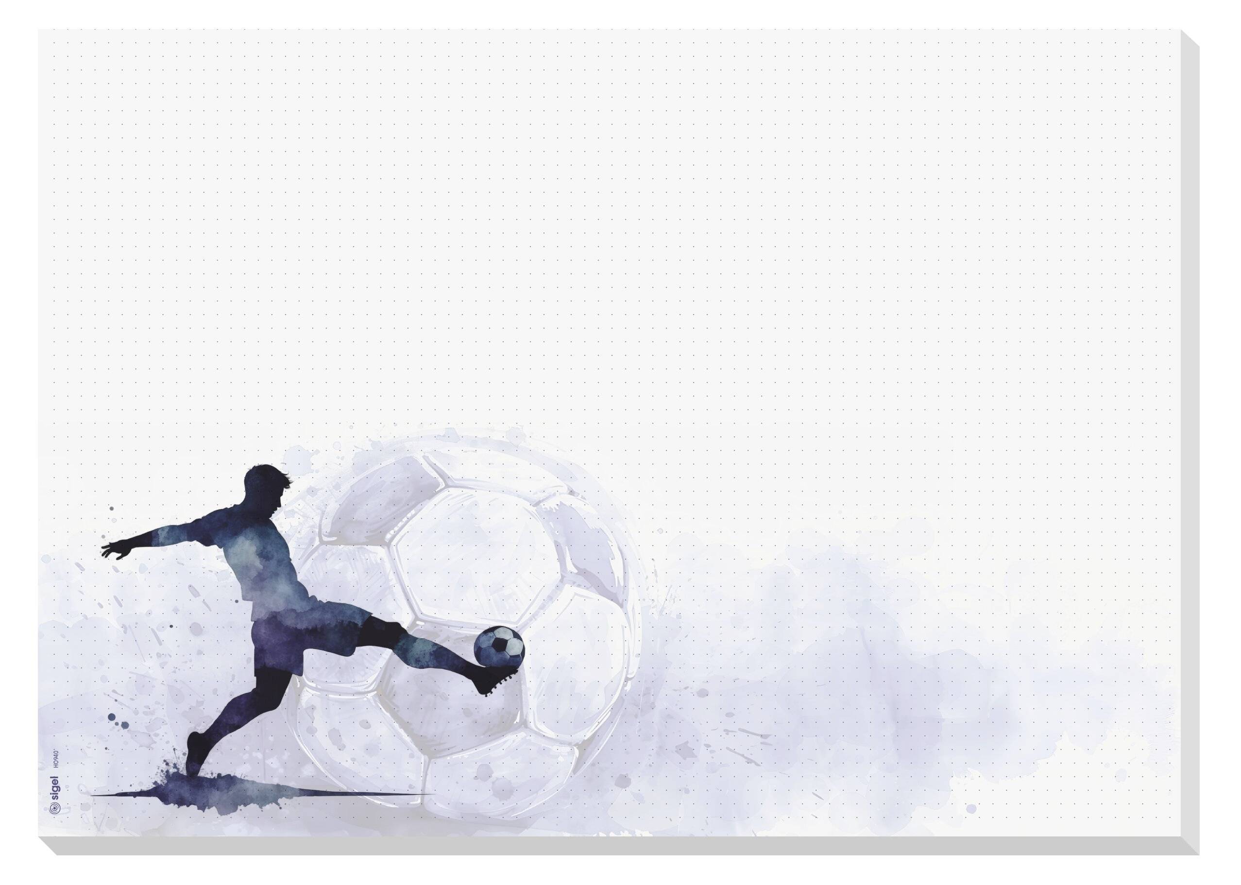 Aquarellstil-Silhouette eines Fußballspielers, der einen Ball vor einem großen durchscheinenden Fußball auf hellem Hintergrund tritt.
