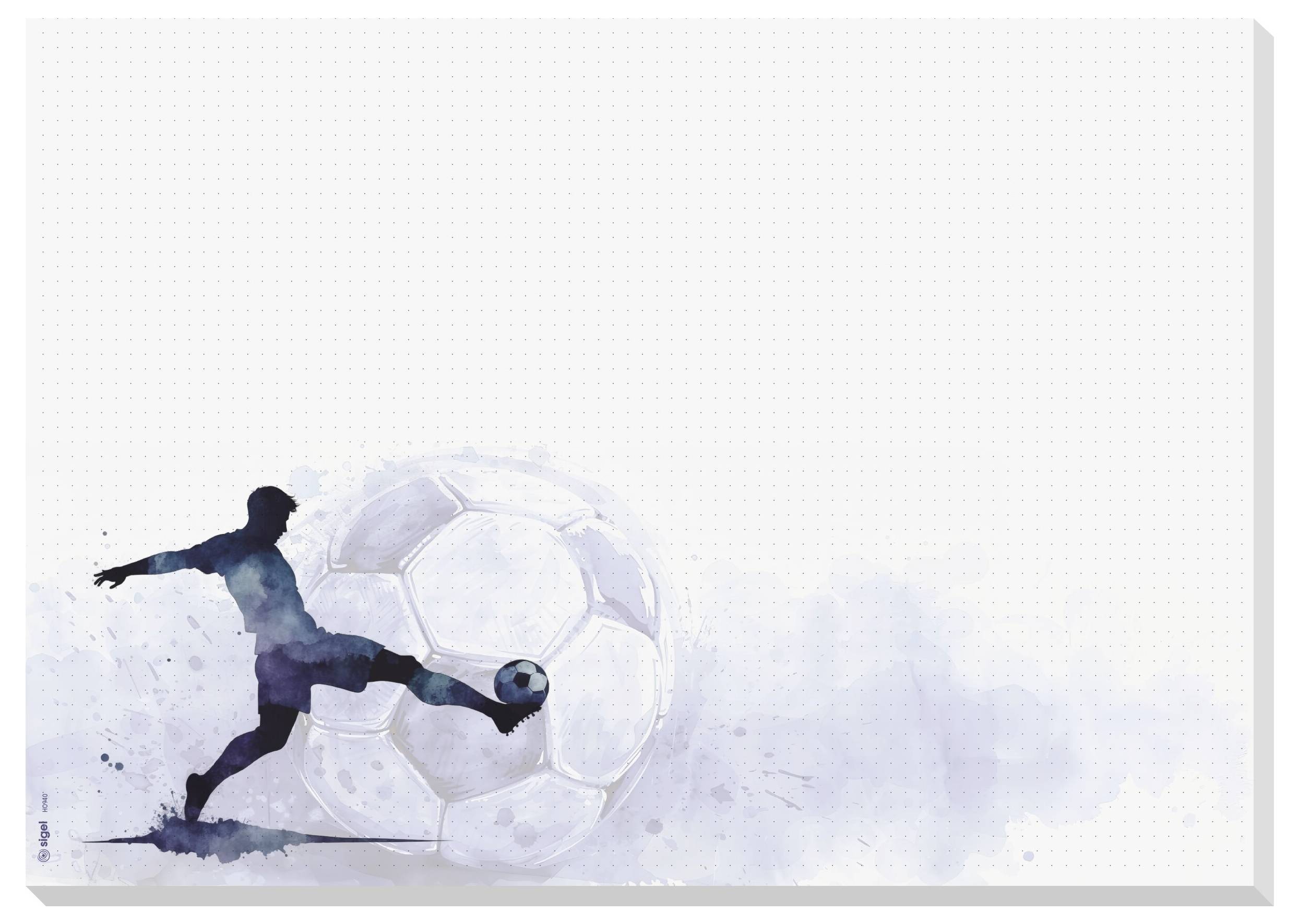 Silhouette eines Fußballspielers, der einen Ball vor einem großen Aquarell-Stil-Fußball auf weißem Hintergrund kickt.