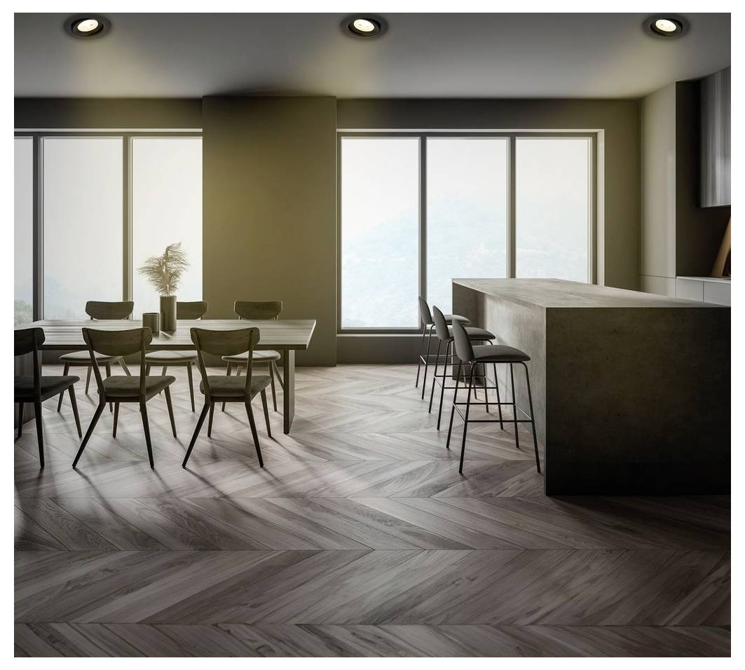 Modernes Esszimmer mit großen Fenstern, einem langen Tisch mit Stühlen und einer Kücheninsel mit Barhockern auf Fischgrät-Holzparkett.