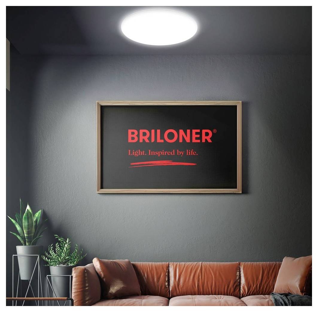 An der Wand befestigtes gerahmtes BRILONER-Schild mit dem Slogan „Licht. Inspiriert vom Leben.