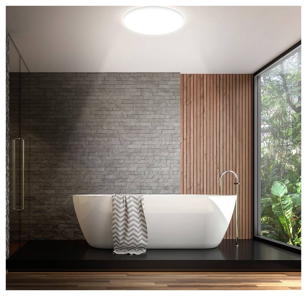 Modernes graues Badezimmer mit doppelten Aufsatzwaschtischen, schwarzen Spiegeln und einer Glasduschabtrennung neben einer sonnendurchfluteten Pflanze.