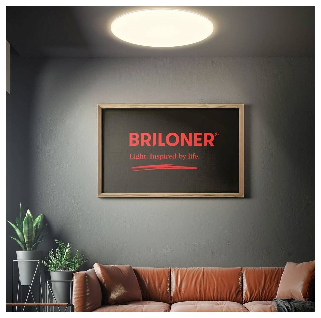 Innenwanddisplay mit BRILONER-Logo und Slogan „Licht. Inspiriert vom Leben.