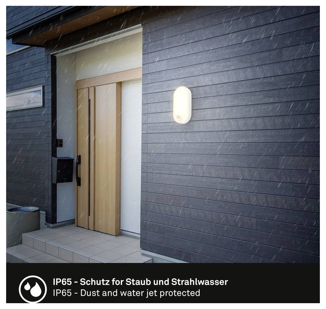 Moderner Hauseingang mit Holzhaustür und Wandleuchte; die Beschriftung besagt „IP65 – Staub- und Strahlwasserschutz