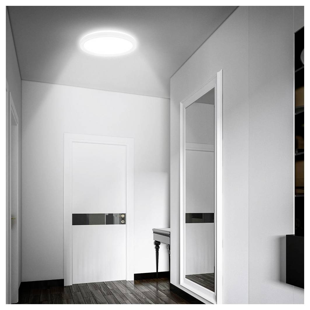 Minimalistischer weißer Flur mit einer geschlossenen Tür, verspiegeltem Kleiderschrank und kleinem Konsolentisch unter einer Deckenleuchte.