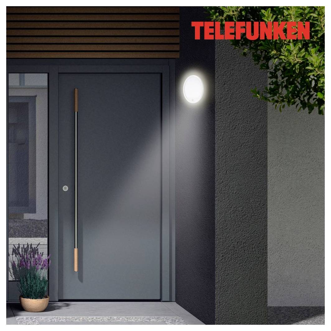 Moderne Haustür bei Nacht mit einer beleuchteten Wandleuchte, Topfpflanze und TELEFUNKEN-Logo, das einen Außeneingangsbereich zeigt.