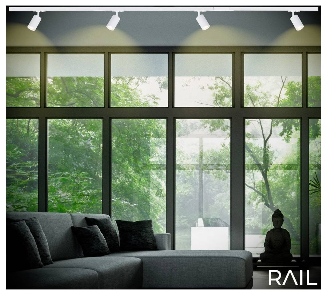Modernes Wohnzimmer mit grauem Sofa, großen raumhohen Fenstern mit Blick ins Grüne und einer kleinen Buddha-Statue; 'RAIL'-Logo unten rechts.