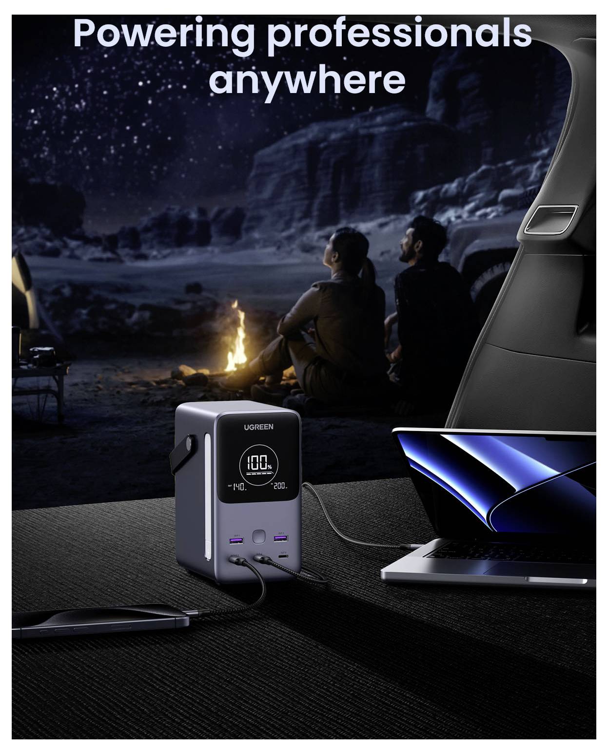 Tragbare Stromstation lädt einen Laptop auf einem Campingplatz nachts auf, mit dem Text „Profis überall mit Strom versorgen