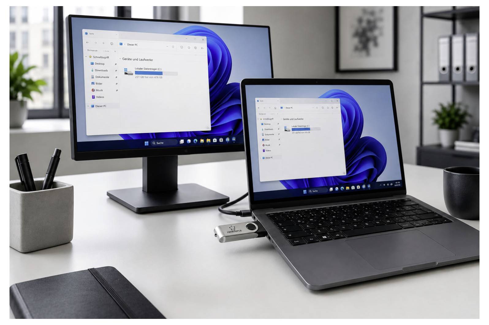 Laptop und externer Monitor auf einem Schreibtisch, beide zeigen ein Windows 11 Datei-Explorer-Fenster an, was auf eine Dual-Screen-Workstation hin deutet.