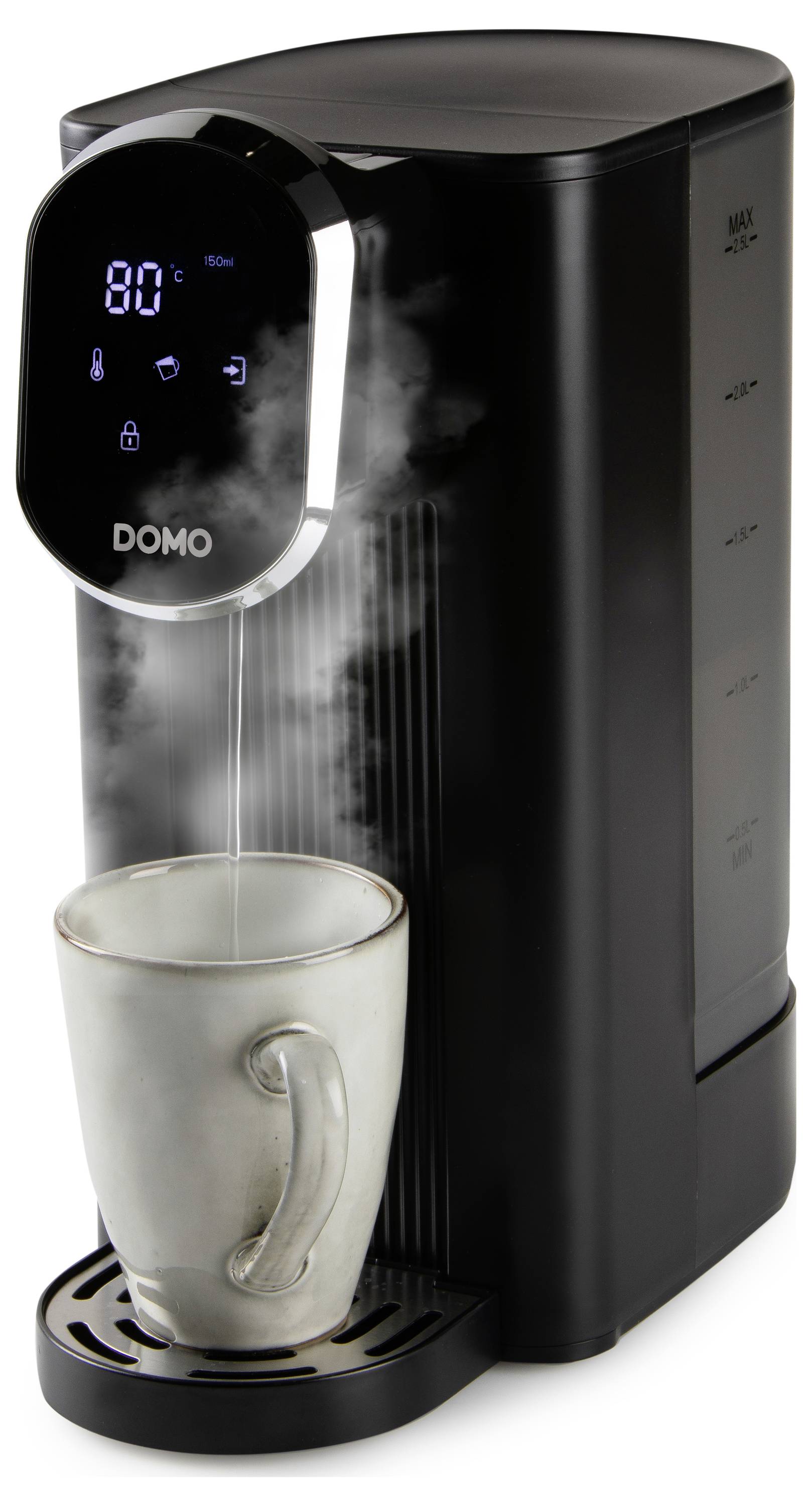 Schwarze Kaffeemaschine mit Display, die heißen Dampf in eine Tasse auf dem Abtropfgitter abgibt.
